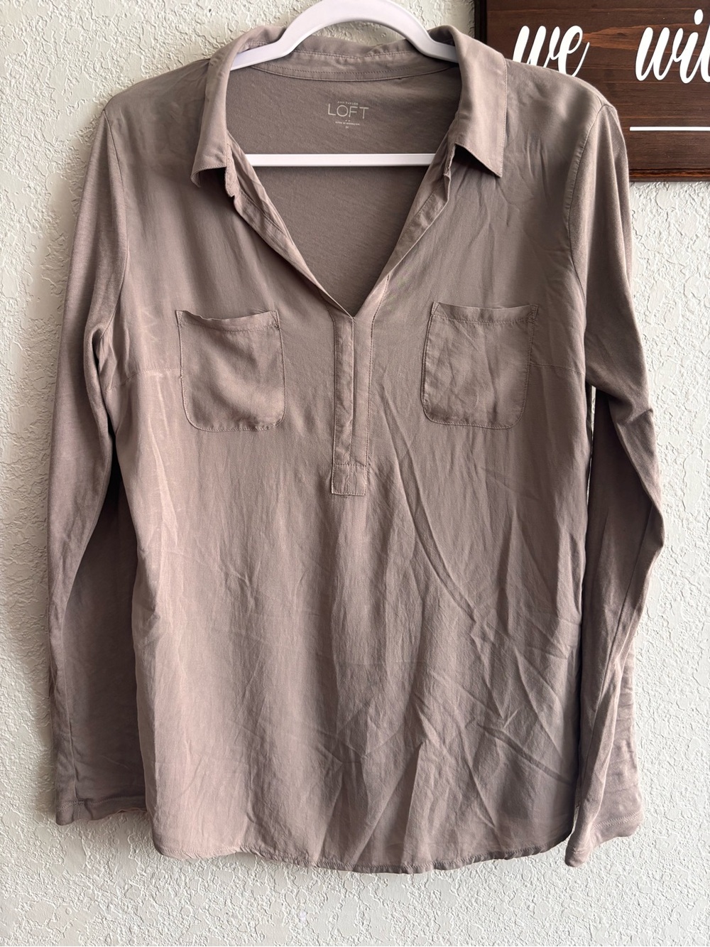 Loft Women's Long-Sleeve Button-Down Shirt in Taupe